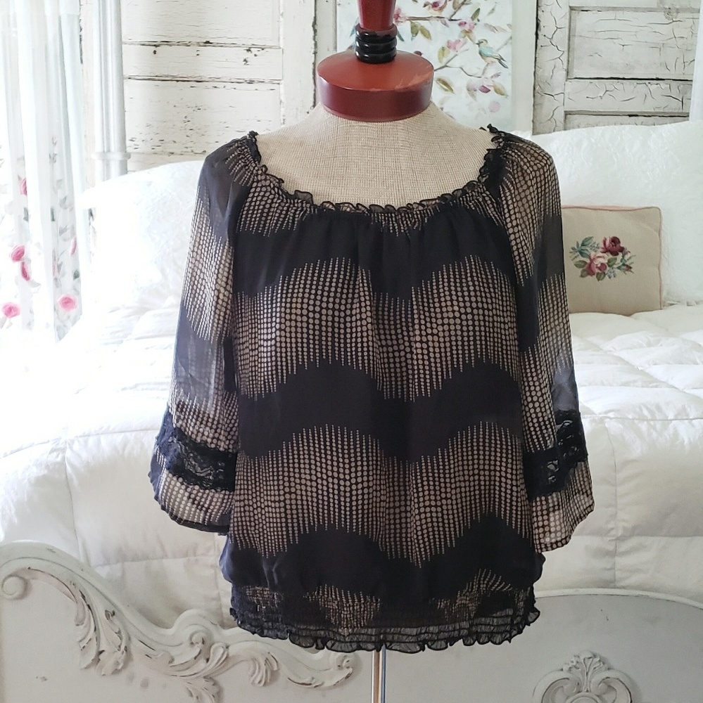 NWOT Blouse with belle sleeves